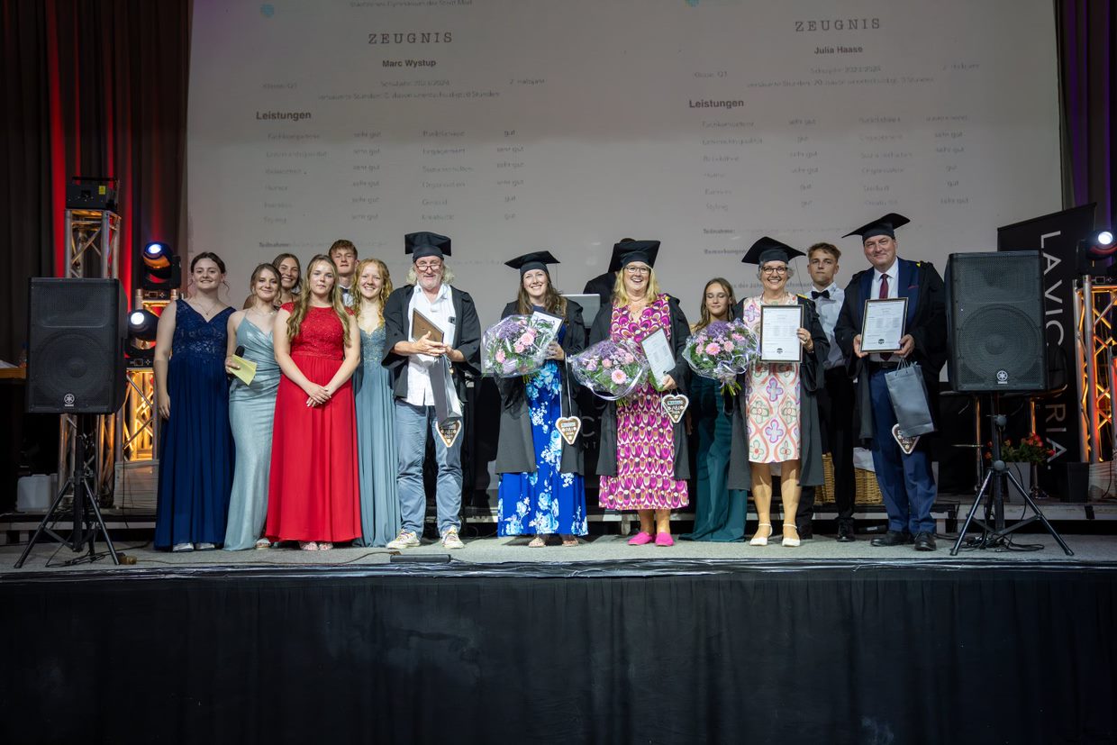 2024 07 01 Abitur Foto 6 Lehrer auf Buhne